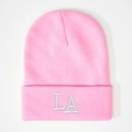 Detalle de gorro de punto rosa con bordado 3D gris de letras LA en la parte delantera - Rosa