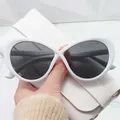 Occhiali da sole cat-eye chic con montatura bianca e lenti grigio scuro da donna - Montatura Bianco Solido Lenti Grigie
