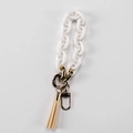 Witte acryl ketting sleutelhanger met een beige leren kwastje en gouden karabijnhaak - Wit (Witte Ketting met Beige Kwast)