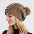 Bonnet d'hiver en tricot marron avec pompon et détail de bouton décoratif en bois - Kaki