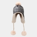 Wintermuts met gebreide oorkleppen en drie decoratieve pompons in de kleur donkergrijs - M (56-58cm) / 1# Donkergrijs Gemêleerd