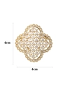 Dettaglio della spilla a fiore dorata da 4 cm con zirconi incastonati per accessori camicia - Fiore a quadrifoglio cavo (XX0115)