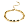 Détail du bracelet en acier doré avec breloques carrées noires et double type de chaîne - Or-Noir