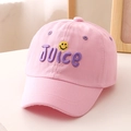 Nahaufnahme der rosa Baumwoll-Basecap mit lila JUICE-Stickerei und gelbem Smiley-Icon - 52cm (Empfohlen für 3-8 Jahre) / Rosa