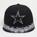 Detail van wit geborduurd sterontwerp op zwarte snapback pet met paisley-patroon op klep - Zwart