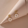 Pendientes colgantes de doble círculo dorado con incrustación de concha blanca fina - Diseño de Concha de Doble Círculo (HE2991) / Dorado