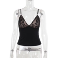 Dettaglio di pizzo nero e fiocco bianco su una canotta sexy da donna elegante - S / Nero