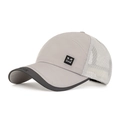 Schnelltrocknende Mesh-Baseballkappe in Grau und Weiß mit Silikon-Sport-Logo-Patch - Verstellbar / Hellgrau
