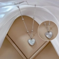 Détail du collier coeur en nacre blanche avec perles argentées et chaîne à billes polie - Argenté