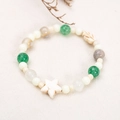 Handgefertigtes Keramik-Perlenarmband mit weißem Stern- und Blattanhänger in Grün und Grau - 21 Dopamin Serie F