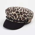 Cappello militare alla moda con stampa leopardata, tesa nera e corda decorativa - 58cm / Cachi