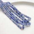 Perline a tubo in pietra naturale blu 4x2mm per gioielli fai-da-te su piatto bianco - Aventurina blu