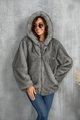 Détail d'un manteau gris en fausse fourrure avec capuche et fermeture éclair en métal - Gris