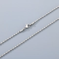 Dettaglio di una catena a sfere in acciaio inossidabile argento con chiusura a moschettone - Perla Ovale da 1.5mm (45cm)