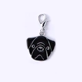 Dettaglio del ciondolo Bulldog francese in smalto nero con chiusura a moschettone argento - 32 Carlino Nero