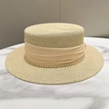 Detalle de sombrero canotier de paja con cinta de champán y adorno de perlas - Beige