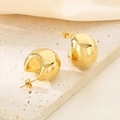 Makroaufnahme der 18K vergoldeten hohlen C-Ohrstecker auf einer strukturierten Steinbasis - 23*17mm(KE109486-WGJD) / Gold