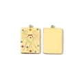 Vue macro d'un pendentif rectangulaire doré avec cristaux et dos lisse poli - Gémeaux