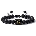 Vue détaillée du bracelet en pierre de lave avec lettre G dorée et cordon réglable - Lettre G(G)