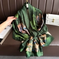 Dettaglio di sciarpa in seta verde scuro con stampa loto e finitura lucida elegante - 180*90CM / Rosa e Verde
