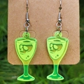 Pendientes de acrílico verde flúor con diseño de copa y calavera para Halloween - Copa de Vino de Calavera