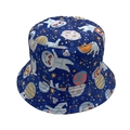 Detalle de gorro de pescador azul marino con motivos de animales espaciales y planetas - Estampado de animales espaciales azul oscuro
