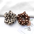 Lot de deux chouchous élastiques à pois en tissu tricoté beige et marron - Pois Beige + Pois Café (2 Pièces)