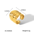 Detalle de un anillo ancho dorado martillado con textura y medidas del producto - Estilo de Textura de Arruga Irregular (HC-R30026)
