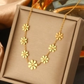 Elegante goldene Halskette mit Gänseblümchen-Anhängern auf einer Samtschmuckschatulle - 062