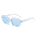 Lunettes de soleil rectangulaires modernes avec monture bleu clair et verres bleus - Régulier (TVA 13 % incluse) monture bleu jelly et verres bleus