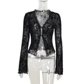 Détail de la blouse en mousseline fleurie noire avec dentelle et manches évasées - S / Noir