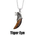 Detailopname van tijgeroog steen hanger met retro wolfskop ontwerp aan een zilveren kralenketting - Tijgeroog
