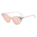 Occhiali da sole cat-eye rosa con strass e gemme blu a goccia su sfondo bianco - Montatura Rosa / Lenti Rosa