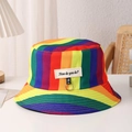 Détail d'un chapeau bob rayé arc-en-ciel avec un anneau métallique et un ruban - M (56-58cm) / Rayures Arc-en-Ciel