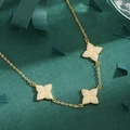 Elegante collana dorata con tre ciondoli a quadrifoglio tempestati di diamanti lucenti - Oro