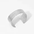 Brazalete ancho plateado minimalista con textura metálica ondulada y pulida - Estilo de Textura Ondulada Vertical (PA1204) / Plateado