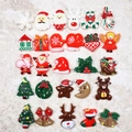 Diverse Weihnachts-Harzanhänger wie Weihnachtsmann und Rentiere auf Marmorhintergrund - #300 Zufälliger Mix