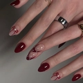 Faux ongles amande bordeaux élégants avec accents de perles et motif de nœud - Style Perle Nœud Rouge Vin (JP4285)