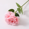 Realistische kunstmatige roze roos met groene bladeren en steel voor elegante decoratie - Grote Kop Lichtroze
