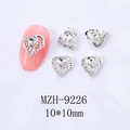 Makroaufnahme von 10x10mm Herz-Nagelcharms mit Love-Gravur und weißen Kristallen - 9226 Weiß