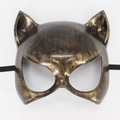 Detail einer goldbraunen Katzenmaske mit gebürsteter Metallstruktur und Gummiband - Antik Gold