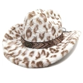 Leopardenmuster Cowboyhut aus Kunstpelz mit Stierkopf-Emblem und Metallnieten - M (56-58cm) / Weiß - Flacher Kopf