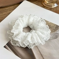 Elegante coletero de encaje blanco con pliegues de varias capas para peinados de otoño - Blanco