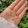 18K vergulde ketting met groene zirkoon kruis en roos hangers op een kralenketting - Kruis en Roos Hanger (Groen A) / Groen A