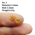 Primer plano de espaciadores de flores de filigrana dorada de 5,5mm para joyería artesanal - N.º 1 (Diám. 5,5 mm/Agujero 1,5 mm)