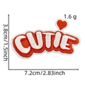 Dettaglio macro della toppa ricamata 'CUTIE' con cuore, 7,2x3,8cm in arancione e bianco - CUTIE (1#)