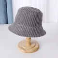 Detalle del sombrero de pescador en pana gris sobre un soporte de madera - M (56-58cm) / Gris