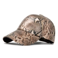 Gorra de béisbol ajustable de cuero sintético con un patrón detallado de piel de serpiente - Caqui