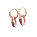 Détail de boucles d'oreilles mousqueton en émail rose plaqué or avec détails en zircon - Rose Géométrique