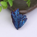 Vista detallada de un mineral de bornita crudo con un brillo metálico azul y violeta - Paquete de 1-10g / Azul